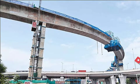 நவீன தொழில்நுட்பத்தை பயன்படுத்தி கிண்டி கத்திப்பாரா பாலத்தின் மேல் 101 அடி உயரத்தில் கட்டுமான பணிகள்