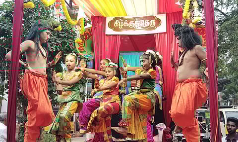 கம்பம் பகவதியம்மன் கோவில் திருவிழாவில் வண்டிவேஷம் ஊர்வலம்