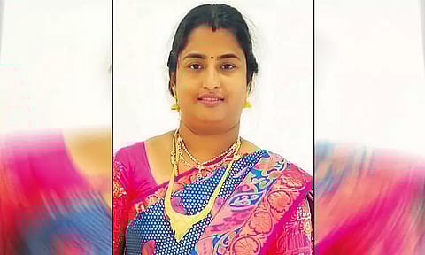 கார் கதவில் தலையை மோத வைத்து பெண் கொடூரக்கொலை.. கும்பல் வெறிச்செயல்