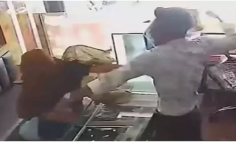 மிளகாய்ப்பொடி தூவி நகைக்கடையில் கொள்ளையடிக்க முயன்ற பெண்ணுக்கு 17 முறை ’பளார் அறை’ - வைரல் வீடியோ