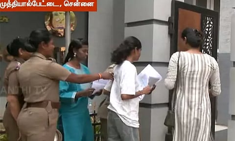 பெண் தேர்வர்களை ஜீப்பில் அழைத்து சென்று ஜெராக்ஸ் எடுக்க உதவிய போலீசார் - தேர்வு மையத்தில் நெகிழ்ச்சி