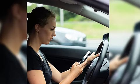 ஆஸ்திரேலியாவில் கார் ஓட்டும்போது செல்போனில் மேப் பார்த்த பெண்ணுக்கு ரூ.35 ஆயிரம் அபராதம்