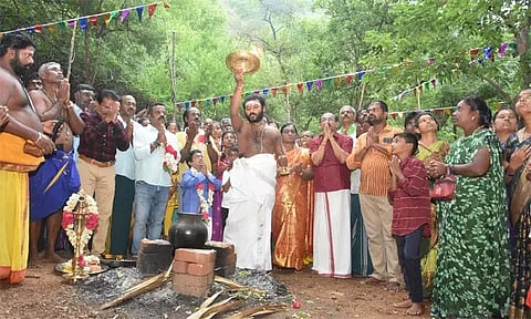 தோரணமலையில் நடந்த பஞ்சபூத வழிபாட்டில் நடிகர்கள் முத்துக்காளை, கிங்காங் பங்கேற்பு
