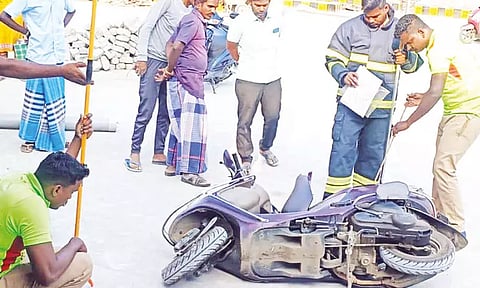 ஸ்கூட்டரில் புகுந்த விஷ பாம்பு.. லாவகமாக பிடித்த தீயணைப்பு வீரர்கள்