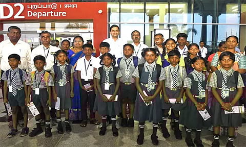 சென்னைக்கு விமானத்தில் பறந்த பள்ளி மாணவர்கள்: தூத்துக்குடி கலெக்டர் வழியனுப்பி வாழ்த்தினார்
