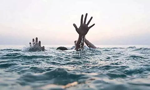 மலேசியா: கடலில் மூழ்கிய கப்பல் - 100 பேர் மாயமானதாக தகவல்