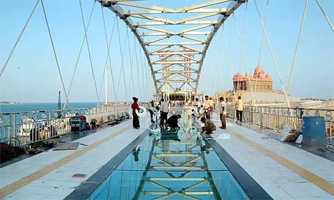 கன்னியாகுமரி கண்ணாடி பாலத்திற்கு 2 நாட்களில் 22 ஆயிரம் சுற்றுலா பயணிகள் வருகை