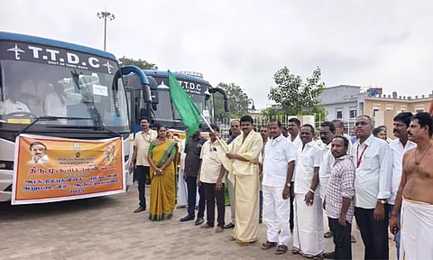 ‘இலவச ஆன்மிக பயணம்’: திருச்செந்தூரில் இருந்து புறப்பட்ட மூத்த குடிமக்கள்