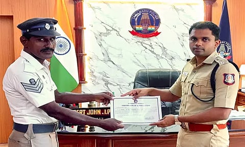 தூத்துக்குடி: ரெயில் தண்டவாளத்தில் சிக்கிய பசு, கன்றினை பத்திரமாக மீட்ட போக்குவரத்து காவலருக்கு எஸ்.பி. பாராட்டு