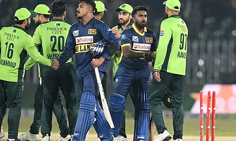 பாகிஸ்தானில் இருந்து வெளியேற கோரிக்கை வைத்த வீரர்கள்.. எச்சரித்த இலங்கை அணி நிர்வாகம்