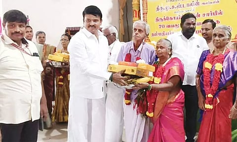 70 வயது பூர்த்தியடைந்த தம்பதிகளுக்கு தக்கார் அருள் முருகன் மங்கள பொருட்களை வழங்கினார்.