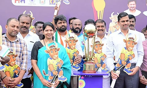 ஜுனியர் ஆக்கி உலகக்கோப்பையை அறிமுகம் செய்து வைத்தார் கனிமொழி எம்.பி.,