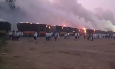 கர்நாடகாவில் பரபரப்பு; 50-க்கும் மேற்பட்ட டிராக்டர்களை கொளுத்திய கரும்பு விவசாயிகள்