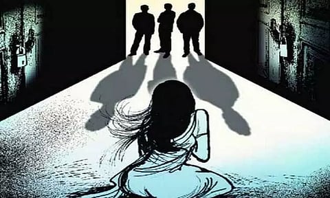 கோவையில் கூட்டு பலாத்காரம் செய்யப்பட்ட கல்லூரி மாணவி சிகிச்சை முடிந்து வீடு திரும்பினார்