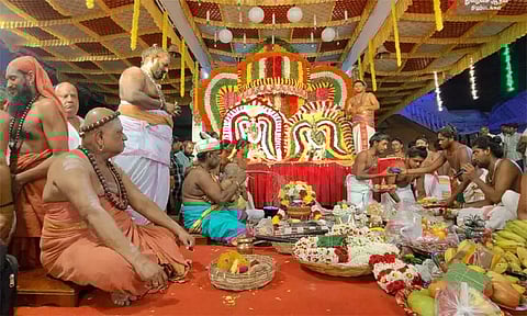 மயிலாடுதுறையில் காவிரி துலா உற்சவம்.. சுவாமி-அம்பாள் திருக்கல்யாணம்