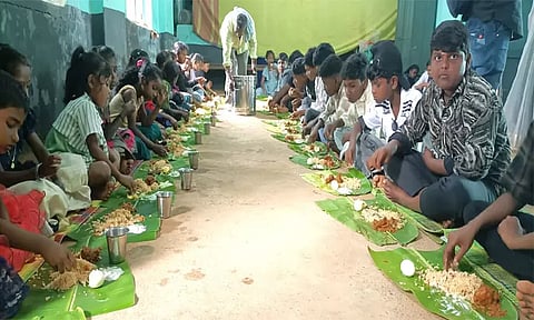 கூடலூர் அரசு பள்ளியில் குழந்தைகள் தினம் கொண்டாட்டம்: தலைவாழை இலையில் விருந்து பரிமாறிய ஆசிரியர்கள்