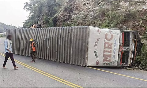 தர்மபுரி அருகே கன்டெய்னர் லாரி கவிழ்ந்து விபத்து