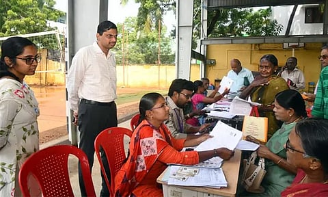 தூத்துக்குடியில் எஸ்.ஐ.ஆர். சிறப்பு முகாம்: கலெக்டர் ஆய்வு