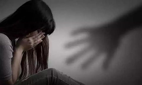 கூட்டு பாலியல் வன்கொடுமை வழக்கு; பாதிக்கப்பட்ட இளம்பெண்ணை பலாத்காரம் செய்த வழக்கறிஞர்