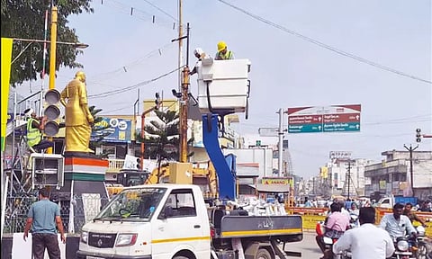 தீபத் திருவிழாவை முன்னிட்டு கிரிவலப்பாதையில் கூடுதல் கண்காணிப்பு கேமராக்கள் பொருத்தும் பணி தீவிரம்