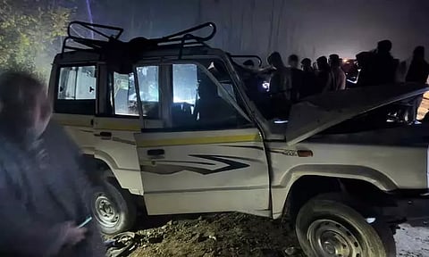 காஷ்மீர்: கார் மீது லாரி மோதி கோர விபத்து - 4 பேர் பலி