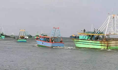 காரைக்கால் மீனவர்கள் கடலுக்கு செல்ல வேண்டாம் - புதுச்சேரி அரசு அறிவிப்பு