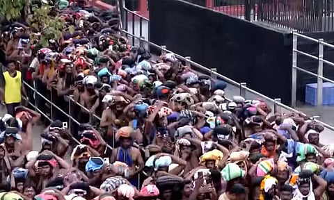 மகரவிளக்கு பூஜை; பக்தர்களின் சரண கோஷம் முழங்க சபரிமலை அய்யப்பன் கோவில் நடை திறப்பு