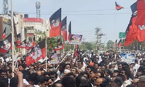 சென்னையில் இன்று நடைபெற இருந்த அ.தி.மு.க. ஆர்ப்பாட்டம் ஒத்திவைப்பு