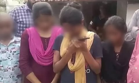 கள்ளக்குறிச்சி: பெற்றோரை இழந்து தவிக்கும் குழந்தைகளுக்கு ஆறுதல் கூறிய மு.க.ஸ்டாலின்