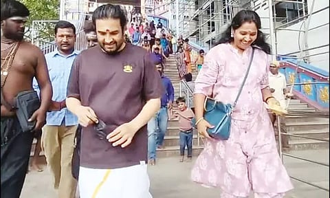 மருதமலை சுப்பிரமணிய சுவாமி கோவிலில் நடிகர் சந்தானம் தரிசனம்