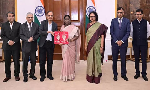 ஜனாதிபதியிடம் 16-வது நிதி ஆணையத்தின் அறிக்கை தாக்கல்