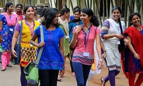 கனமழை எச்சரிக்கை: புதுச்சேரி, காரைக்காலில் பள்ளி, கல்லூரிகளுக்கு விடுமுறை; அமைச்சர் அறிவிப்பு