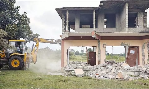 நீலகிரி: யானை வழித்தடத்தில் கட்டப்பட்ட விடுதி, ஐகோர்ட்டு உத்தரவின்படி இடிப்பு