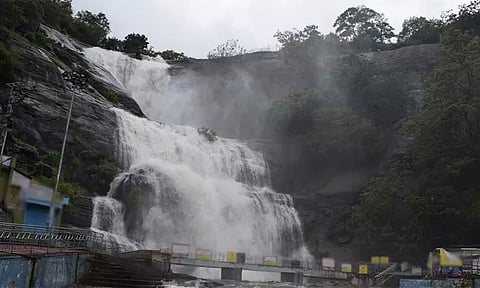 கனமழையால் நீர்வரத்து அதிகரிப்பு.. குற்றாலம் மெயின் அருவியில் குளிக்கத் தடை