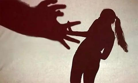 15 வயது சிறுமியுடன் பள்ளி மாணவன் உல்லாசம்.. வீடியோ எடுத்து மிரட்டிய நபர் செய்த அதிர்ச்சி செயல்