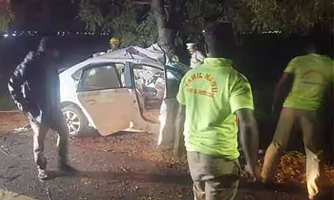 தூத்துக்குடி கடற்கரை சாலையில் கார் மரத்தில் மோதியதில் மருத்துவ மாணவர்கள் 3 பேர் பலி