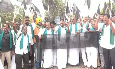 பிரதமர் மோடியின் வருகைக்கு எதிர்ப்பு தெரிவித்து கருப்புக் கொடி ஏந்தி விவசாயிகள் போராட்டம்