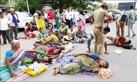 குப்பை கொட்ட எதிர்ப்பு: மாநகராட்சியை கண்டித்து நூதன போராட்டத்தில் ஈடுபட்ட மக்கள்