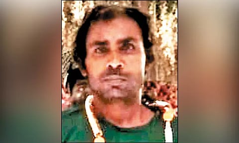 வறுமையால் 8 குழந்கைகளை பெற்ற கூலித் தொழிலாளி தூக்குப்போட்டு தற்கொலை