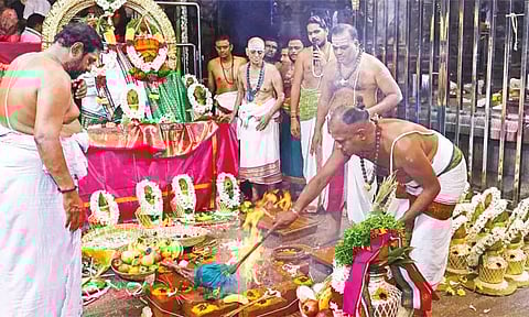 ஸ்ரீகாளஹஸ்தி சிவன் கோவிலில் சத கலசாபிஷேகம்