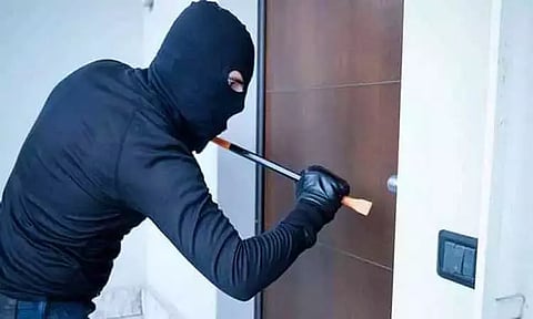 வீட்டு கதவை உடைத்து நகை, பணம் திருட்டு - கோவில்பட்டியில் துணிகரம்