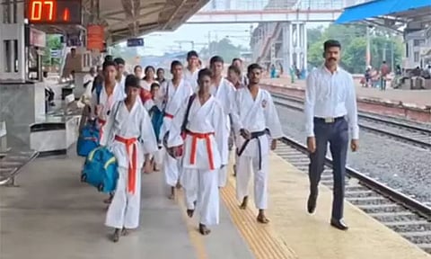 கராத்தே போட்டியில் வென்ற தமிழக மாணவர்கள்; ரெயிலில் வந்தபோது பதக்கம், சான்றிதழ்கள் திருட்டு