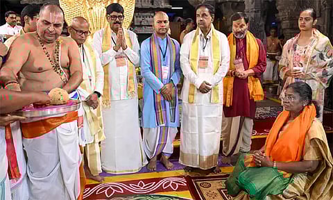 திருப்பதி ஏழுமலையான் கோவிலில் ஜனாதிபதி திரவுபதி முர்மு சாமி தரிசனம்