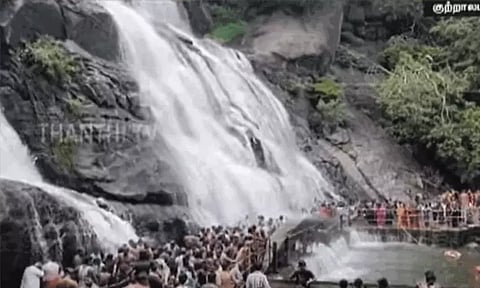 சீரான நீர்வரத்து: குற்றால அருவிகளில் குளிக்க அனுமதி