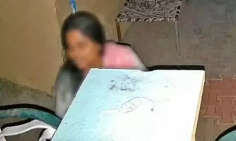 நள்ளிரவில் வீடு, வீடாக சென்று கதவை தட்டிய இளம்பெண்: போலீசார் விளக்கம்