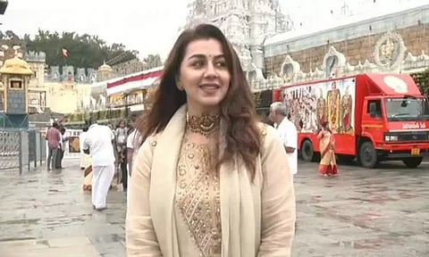 திருப்பதி ஏழுமலையான் கோவிலில் நடிகை நிக்கி கல்ராணி சாமி தரிசனம்