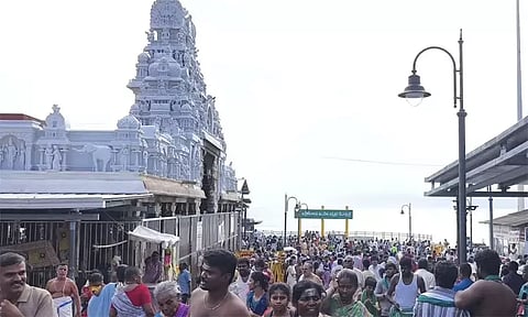 விடுமுறை தினம்: திருச்செந்தூரில் 3 மணி நேரம் காத்திருந்து தரிசனம் செய்த பக்தர்கள்