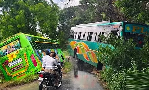 தஞ்சாவூர் : தனியார் பஸ்கள் நேருக்கு நேர் மோதி விபத்து - 5 பேர் படுகாயம்