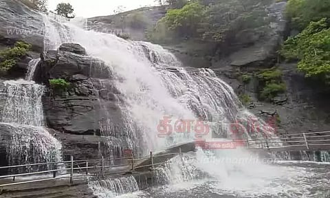 குற்றாலத்தில் கடும் வெள்ளப்பெருக்கு: 3-வது நாளாக குளிக்க தடை