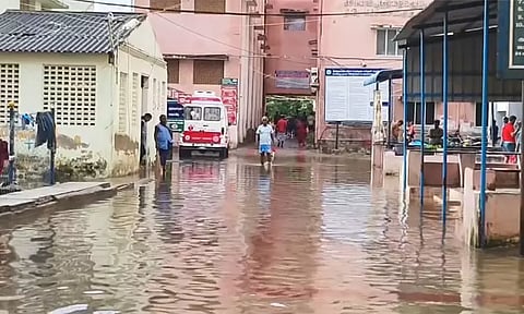 தூத்துக்குடி அரசு மருத்துவமனைக்குள் மழை நீர் புகுந்ததால் நோயாளிகள் அவதி